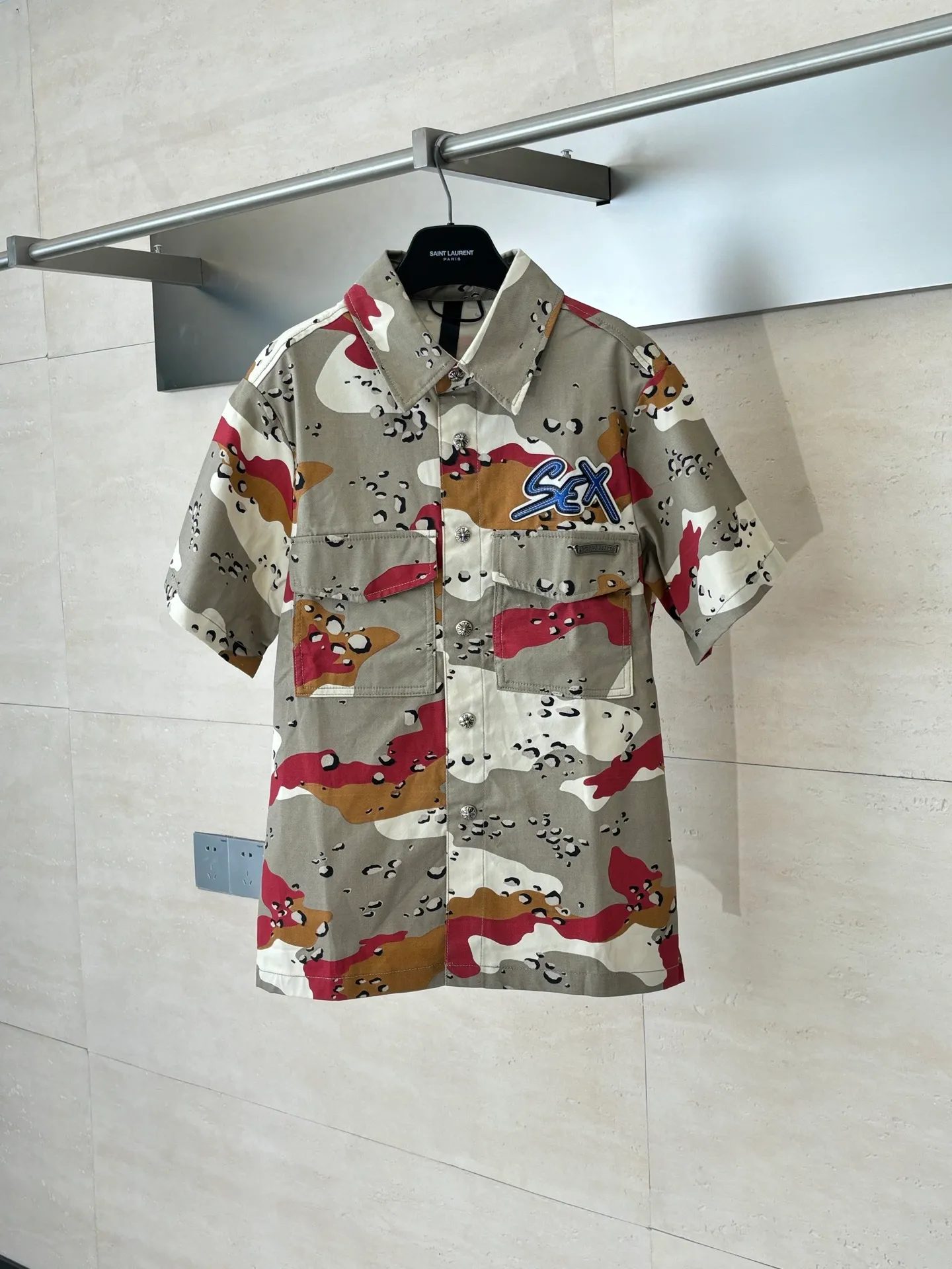 P560 Chrome Heart*/Chrome Heart CH camouflage short-sleeved denim shirt was purchased and developed by a Los Angeles agent for US$3,200. This model is made of customized military canvas fabric, restored 1:1 according to the original model, and printed with camouflage patterns. The customization period for the chest sex pattern stamp is 20 days, the minimum order is 1800 pieces, and the color plate is matched. The hardware buckles are all made of electroplated 925 silver material, the weight is perfectly restored, and they are aged and oxidized to black.  Size：S/M/L